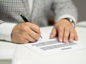 Main signant un contrat d'assurance emprunteur loi Lemoine