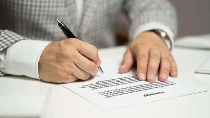 Main signant un contrat d'assurance emprunteur loi Lemoine