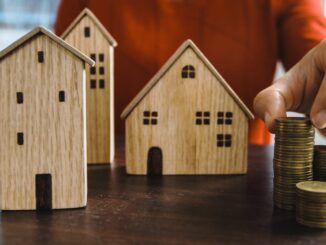Investir en SCPI 2026 : maquettes immobilières et pièces de monnaie symbolisant le placement collectif