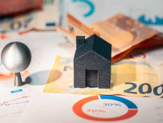 Maison miniature sur billets d'euros et graphiques - fiscalité crowdfunding immobilier 2026