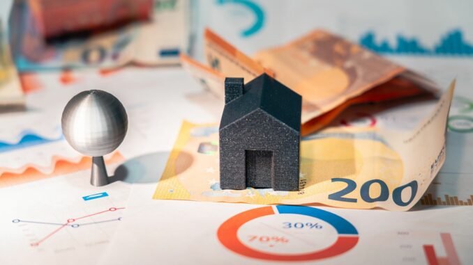 Maison miniature sur billets d'euros et graphiques - fiscalité crowdfunding immobilier 2026