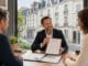 Agent immobilier présentant un mandat de vente exclusif à un couple de vendeurs