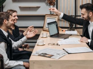 Agent immobilier professionnel présentant sa carte professionnelle lors d'une réunion en agence