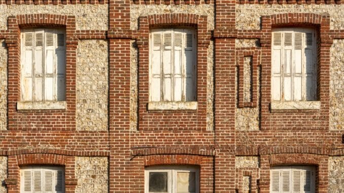 Immeuble ancien en briques en Normandie éligible à la loi Denormandie